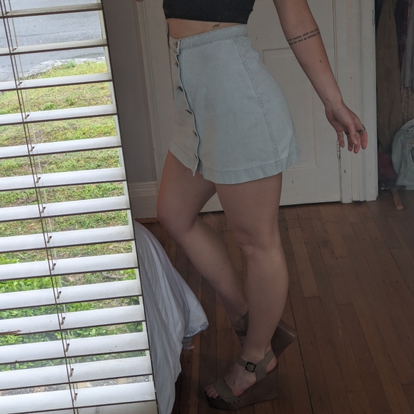 American Apparel button down denim skirt, Light Wash, size medium - Picture 2 of 4